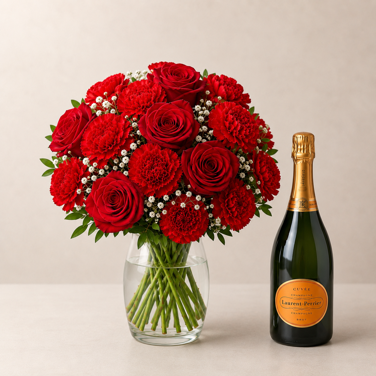 Luksuriøs rød rose- og nellikebuket med champagnegave
