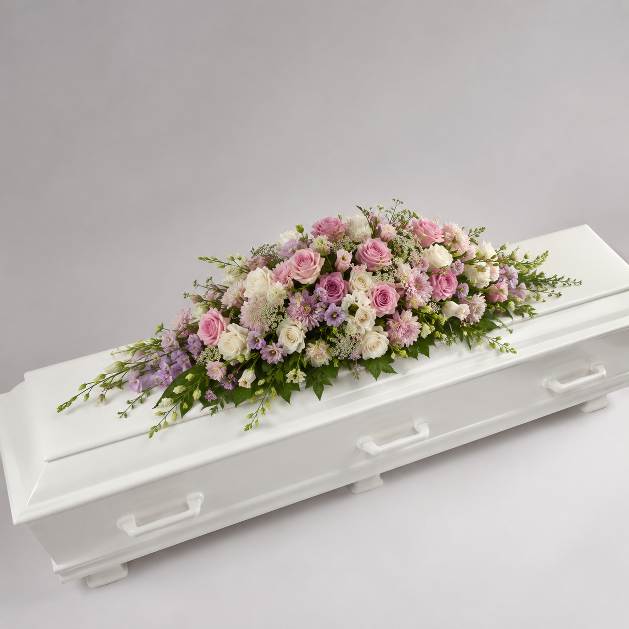 Lyserød & Hvid Kistedekoration | Begravelsesblomster til Kiste
