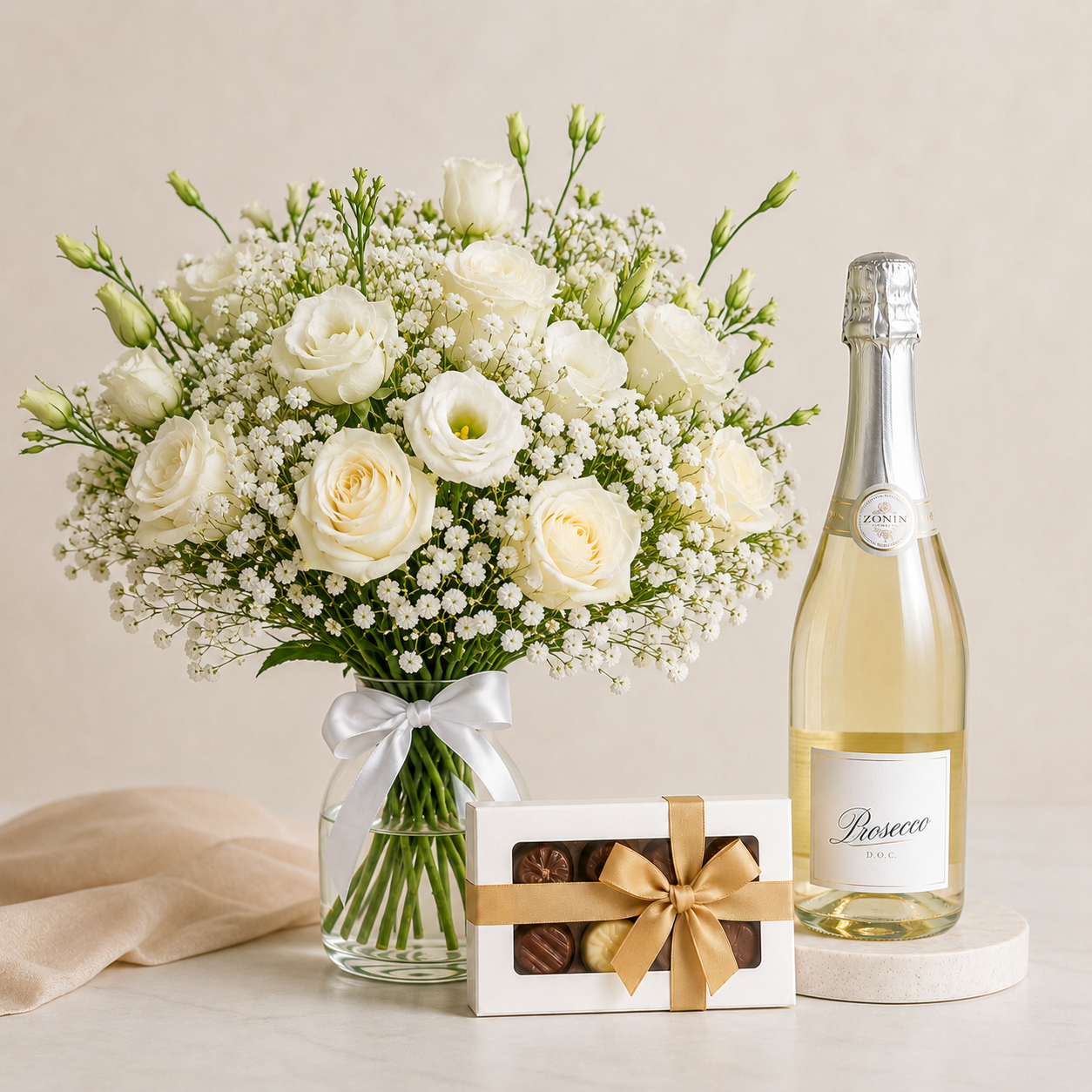Luksuriøs hvid buket med prosecco og chokolade