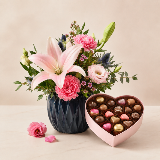 Luksus Lyserødt Blomsterarrangement i Vase med Hjertechokolade | Elegant Gavelevering
