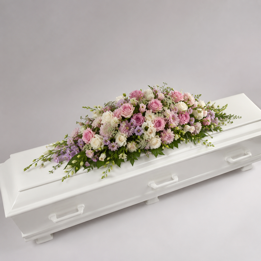 Lyserød & Hvid Kistedekoration | Begravelsesblomster til Kiste