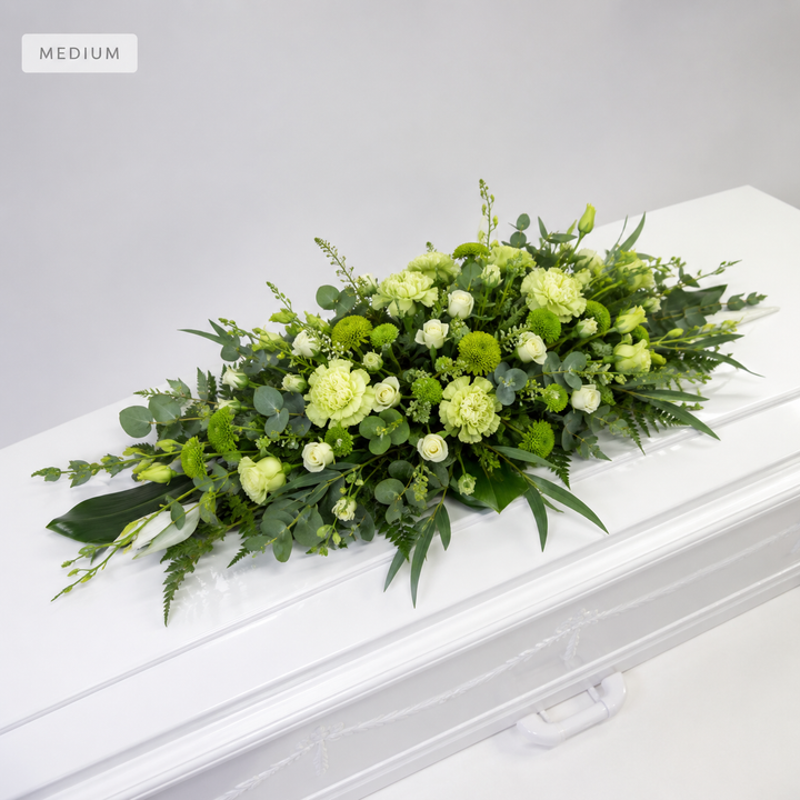 Grøn & Hvid Kistedekoration | Begravelsesblomster til Kiste kistedekoration begravelsesblomster
