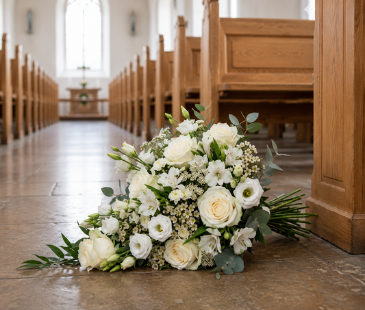 Hvide begravelsesblomster | Elegant kondolencebuket