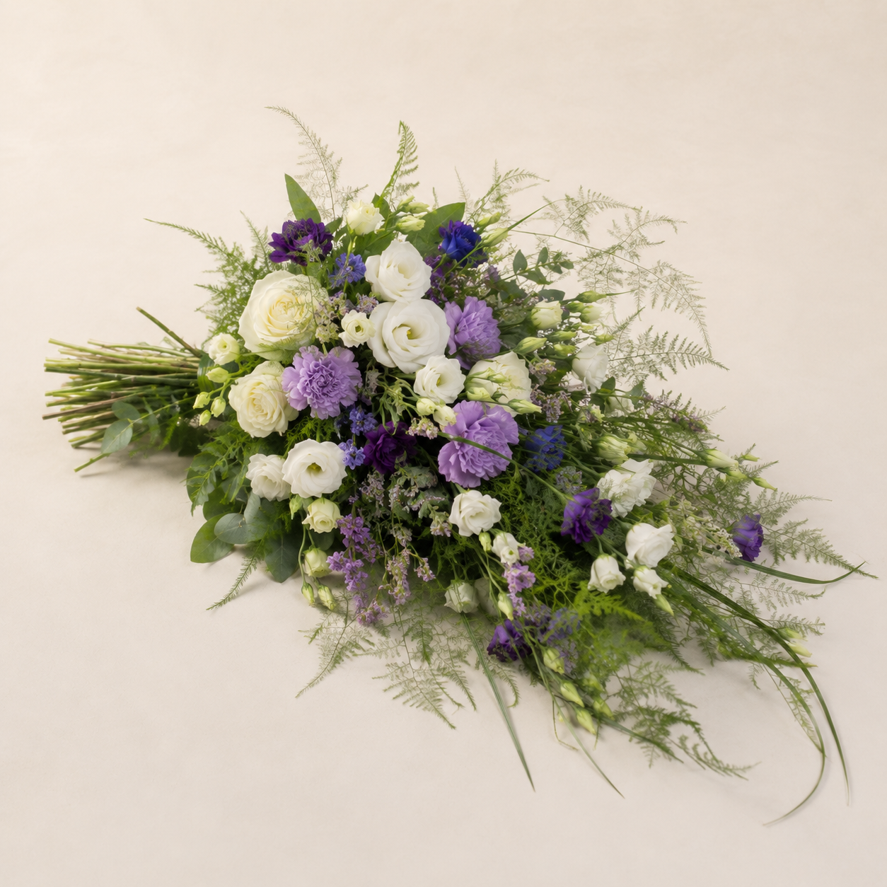 Hvid & Lilla Bårebuket | Elegante Kondolenceblomster Danmark