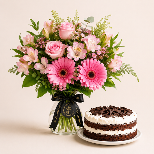 Lyserød blandet blomsterbuket med chokoladeflødekage | Blomster & kage levering