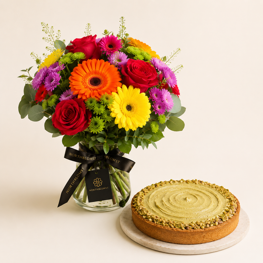 Farverig gerberabuket med pistaciekage | Blomster & kage levering