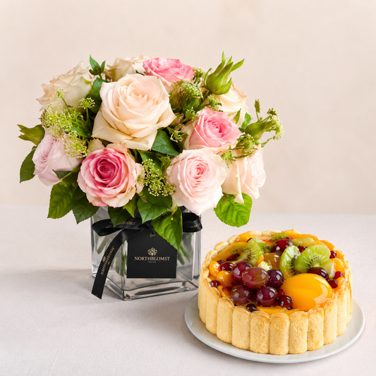 Pastel rosenbuket med frugtkage | Blomster & kage levering