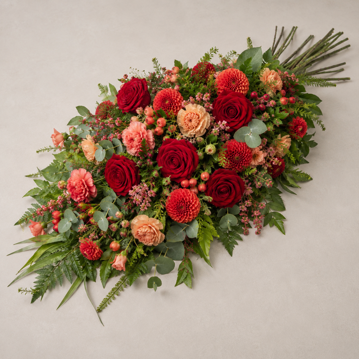 Rød & Fersken Bårebuket | Varme Kondolenceblomster Danmark