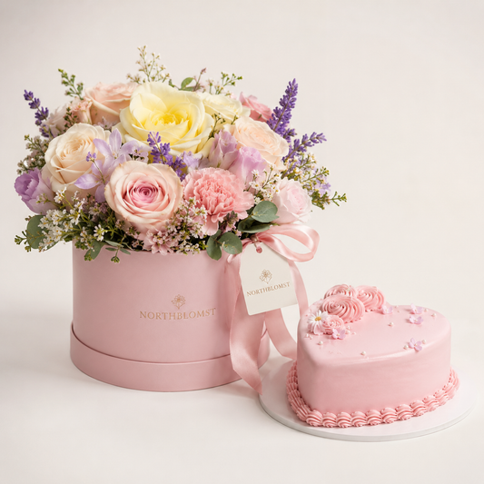 Lyserød blomsteræske med delikat kage | Blomster & kage levering
