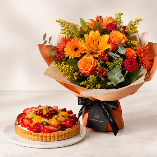 Orange blandet blomsterbuket med frugtkage | Blomster & kage levering