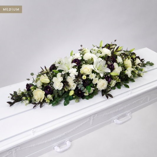 Hvid & Lilla Kistedekoration | Begravelsesblomster til Kiste