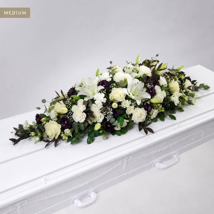 Hvid & Lilla Kistedekoration | Begravelsesblomster til Kiste kistedekoration begravelsesblomster