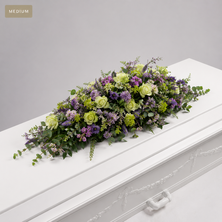 Grøn & Lilla Kistedekoration | Begravelsesblomster til Kiste kistedekoration begravelsesblomster