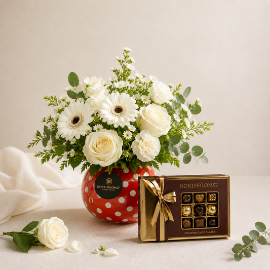 Hvidt Blomsterarrangement i Vase med Premium Chokolade | Elegant Gavelevering