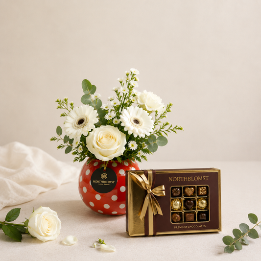 Hvidt Blomsterarrangement i Vase med Premium Chokolade | Elegant Gavelevering